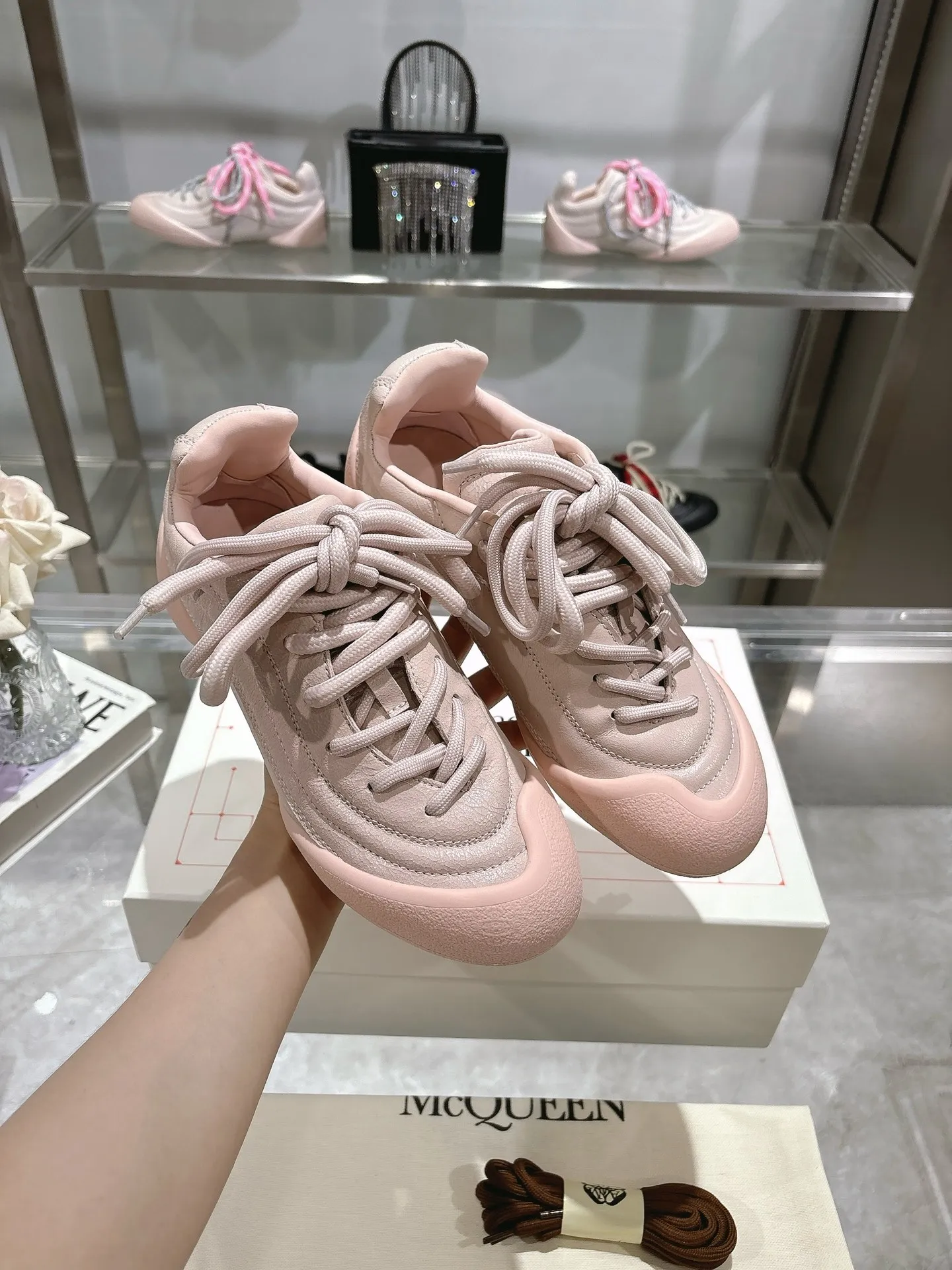 p580💰Couple model 𝐀𝐥𝐞𝐱𝐚𝐧𝐝𝐞𝐫 𝐌𝐜𝐐𝐮𝐞𝐞𝐧#/Alexander McQueen’s latest Flexion series, retro, casual, sneakers, original purchase, development, production, this Flexion Off Low-top sneakers in white grained leather with varying sized laces and an anatomically inspired lightweight segmented sole. The reverse skull pattern is embossed on the heel. Fabric: Original customized imported first-layer cowhide. Lining: Customized imported breathable mesh lining. Sole: Original open-molded non-slip TPU material. Bottom thickness: 2CM. Size: #Female size 35-40 (40 customized, non-refundable) #Men’s code 39-45 (45 customized, non-refundable)